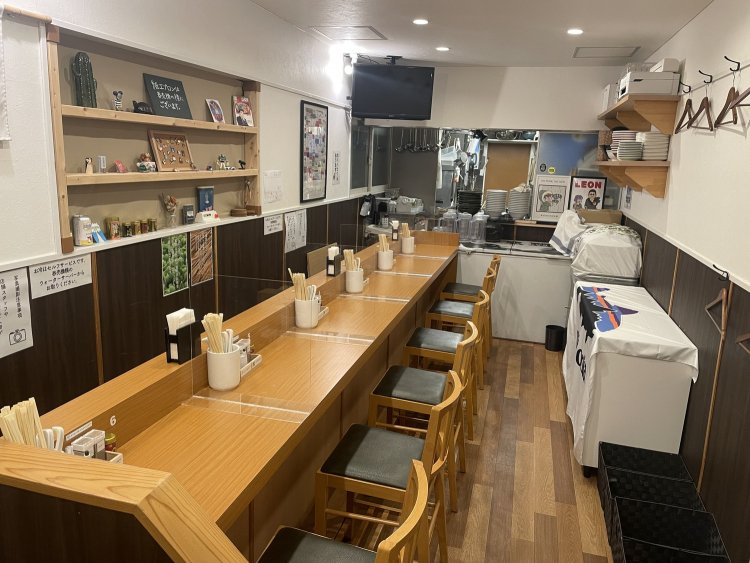 広めのカウンター席、カウンター前にはかわいらしい小物や絵が並ぶ。ここからお客さんとの会話が広がることもあるという。