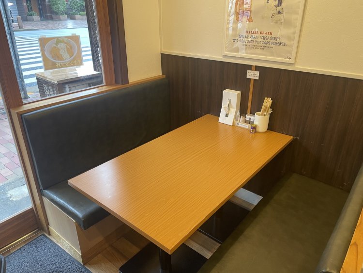 広々としたテーブル席、子ども連れに喜ばれることが多いという。