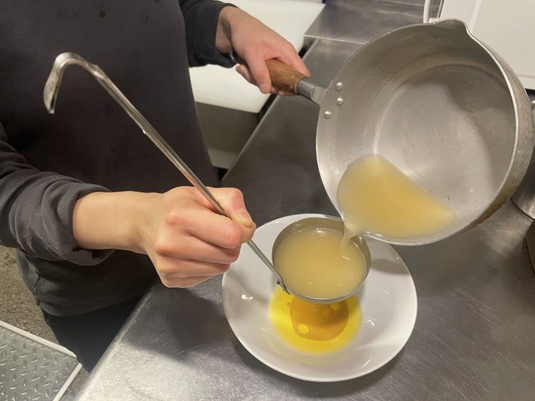 塩ダレにスープを注いでいく。ふわっと和出汁の香りが漂う。