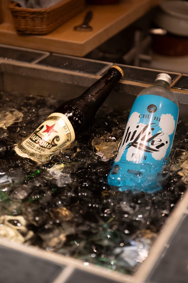 どぶ漬けでキンキンに冷えた瓶ビールのほか、ワインもいち押し。