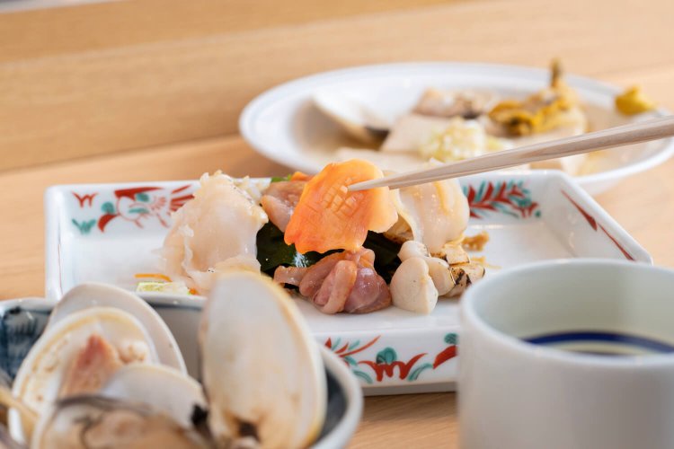 貝刺3点盛1500円、焼き蛤 4個1000円、おでんおまかせ盛り 3種700円。日本酒は500円～。