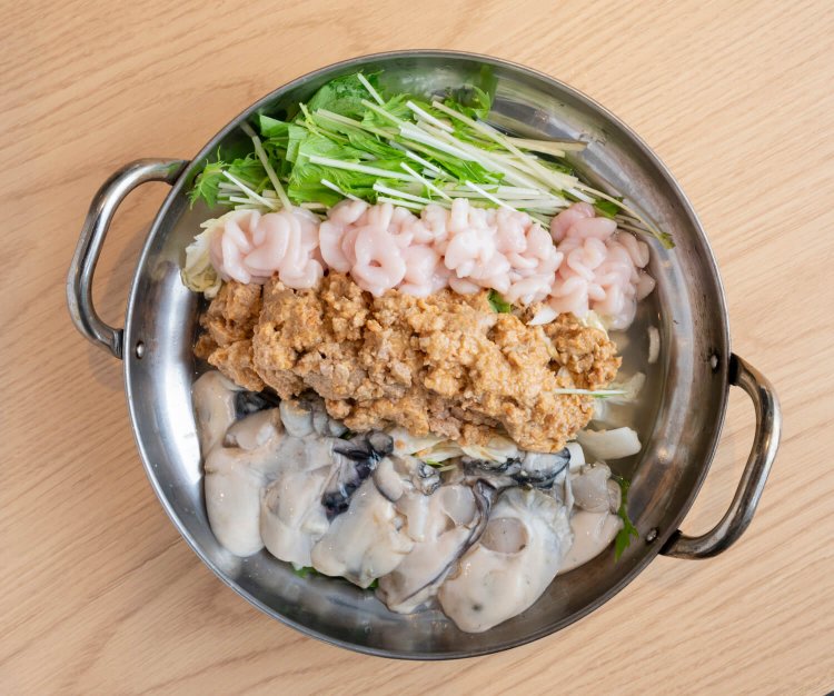 痛風鍋 1人2200円。味噌を合わせたあん肝を溶かして味わう。