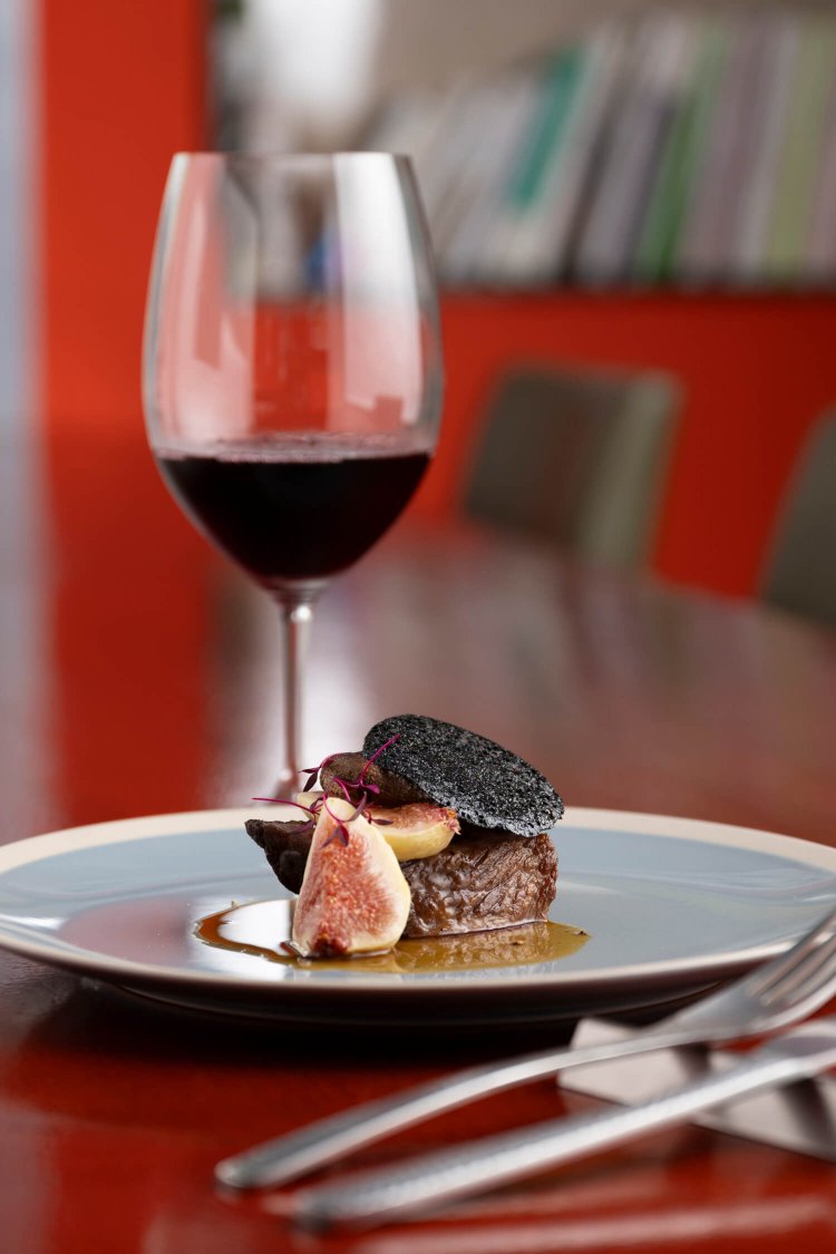 信州プレミアム牛のステーキ4950円はイチヂクの甘みがポイント。グラスワインは1000円～。