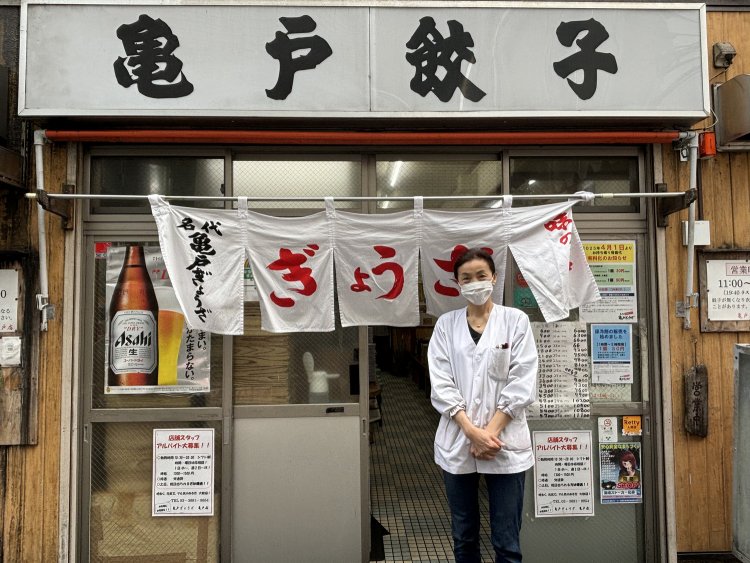 『亀戸ぎょうざ 本店』で働いて10年の副店長・王紅昕（オウコウキン）さん、お店が持つ元気な雰囲気に魅了されて働き始めたという。