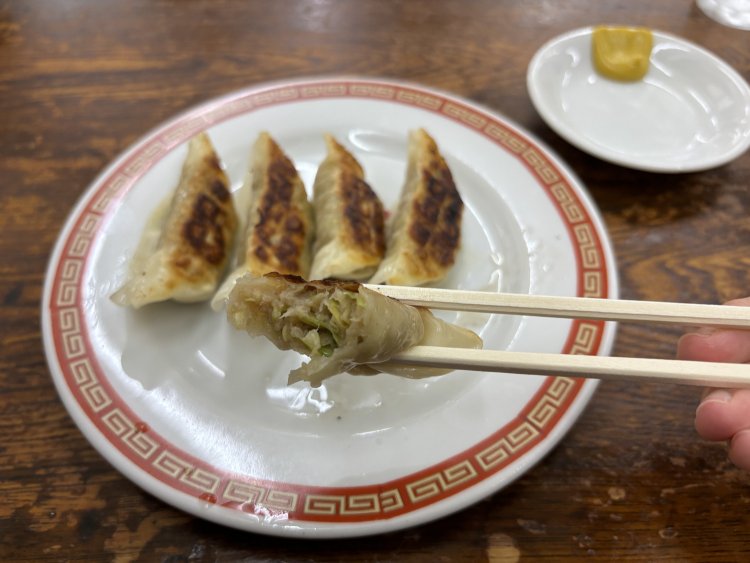 群馬県嬬恋産のキャベツがぎっしり。カラシや自家製ラー油がよく合う。