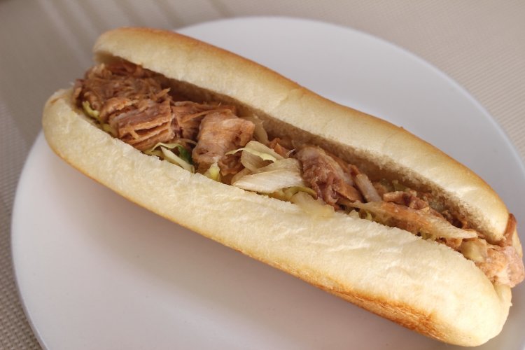 ネギ＆チャーシューのソフトフランスサンド200円。たっぷりチャーシューがうれしい。