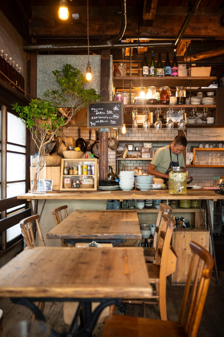 築50年前後の一軒家を改装したという店内。厨房は浴室だった場所だそう。「夜は居酒屋風のつまみがもっと増える予定です！」。