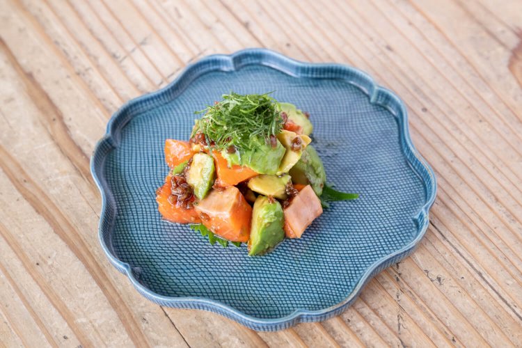 サーモンとアボカドの醬油麹和え825円。