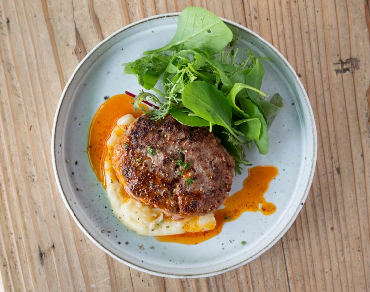 あらびきラムハンバーグ1628円。