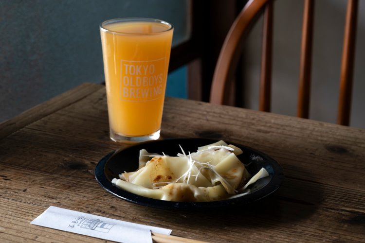 クラフトビール858円、海老ワンタンのアンチョビ焦がしバターソース825円。