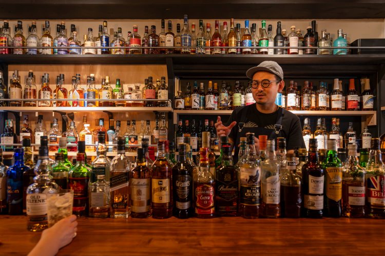スコットランドと日本のモルトウイスキーが中心。八王子生まれのハチオウジンなどクラフトジンも用意。「食事から締めの一杯まで、ここだけで完結します！」。