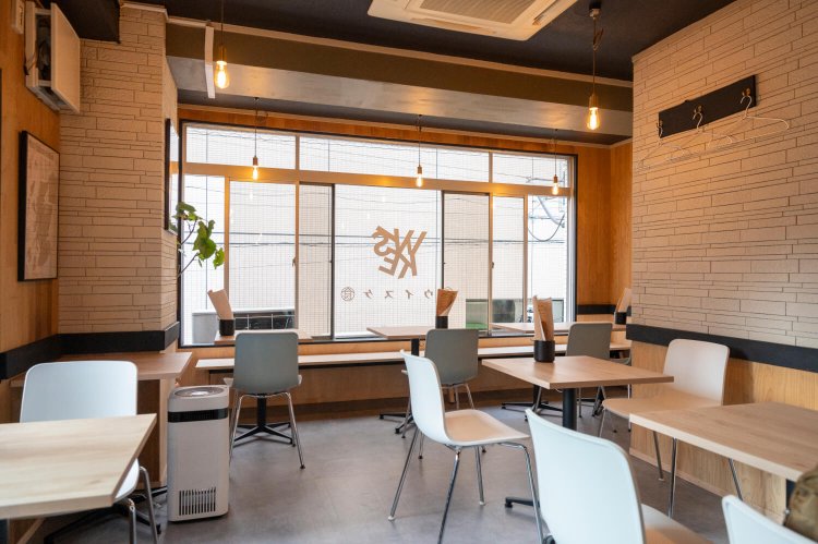 ゆったりと過ごせるテーブル席もある。