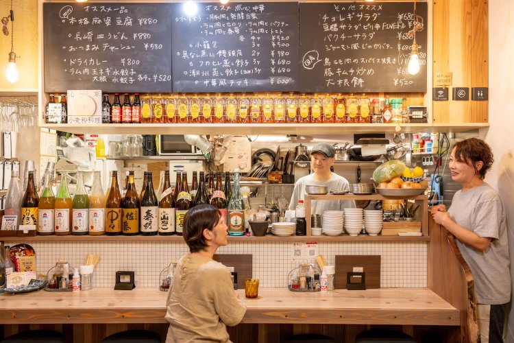 スタッフとのおしゃべりを楽しみに来る人も多い。黒板メニューには新作も登場。