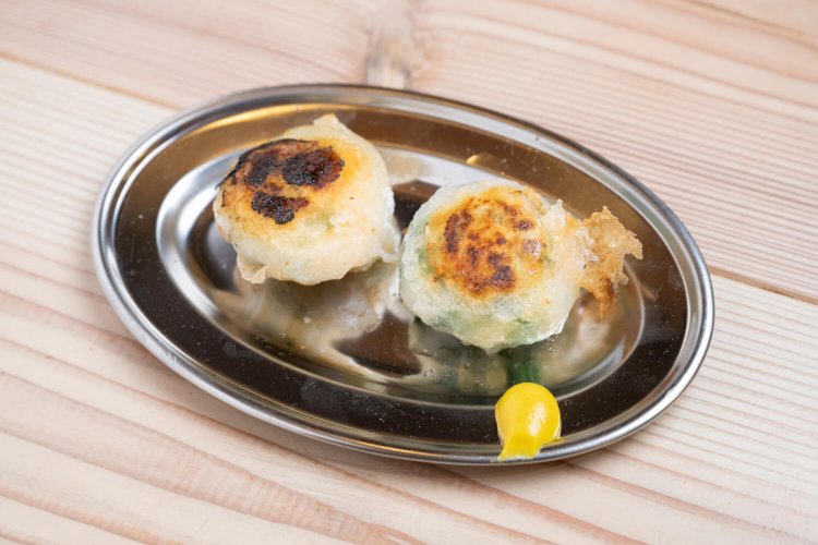 エビニラ饅頭2個480円。