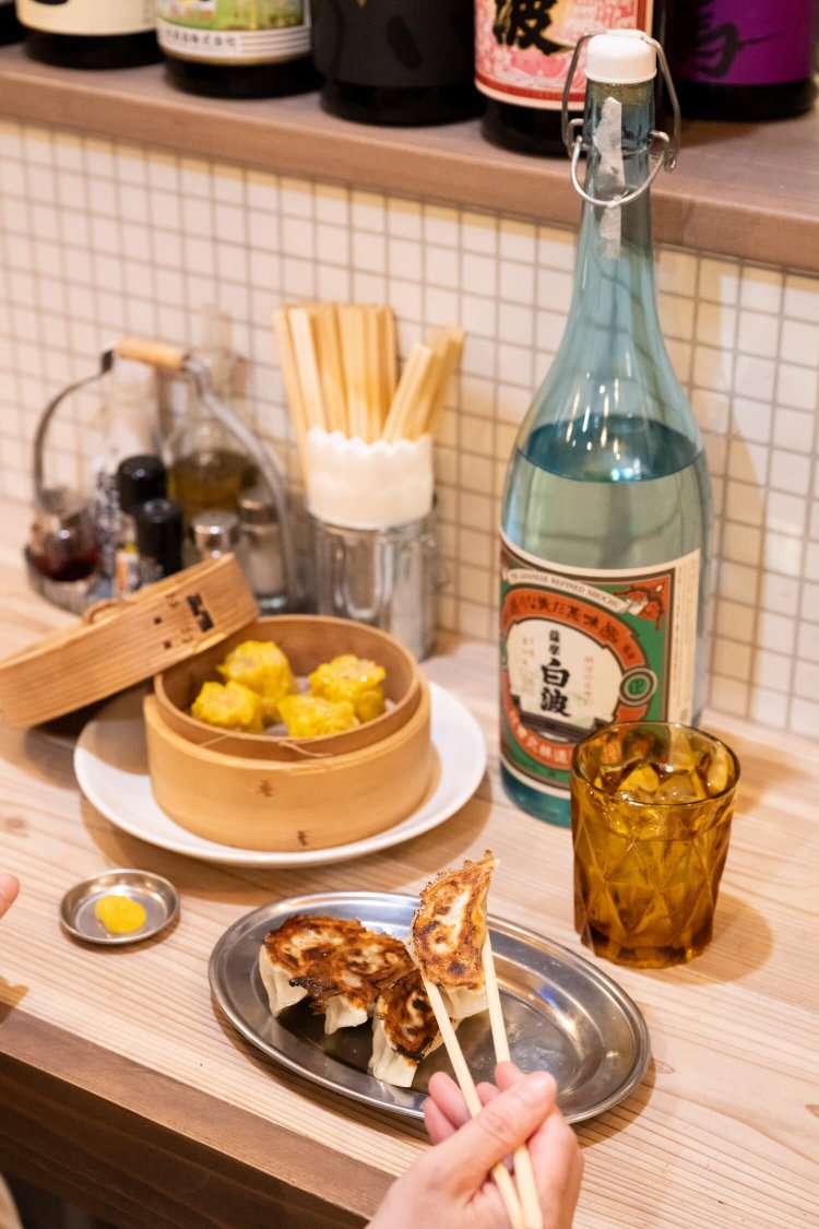 焼き餃子 4個400円、肉焼売 4個520円。飲み物のおすすめは焼酎500円～。定番の白波や黒霧島などのほか、メニューにない銘柄も。