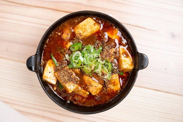 じわじわ辛さが広がる麻婆豆腐880円。