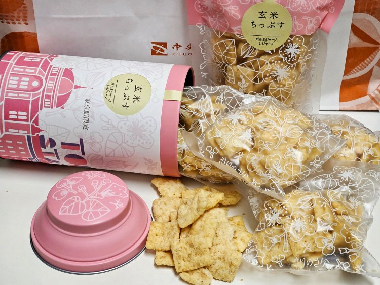 玄米ちっぷす（パルミジャーノ レジャーノ）缶1080円、袋540円。