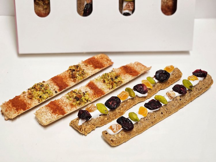 パルミジャーノレジャーノ（写真左）、ドライフルーツ&ナッツ（写真右）。