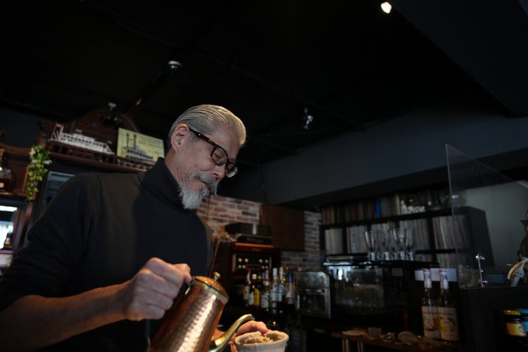 コーヒーを淹れてくれている嶋竹さん。