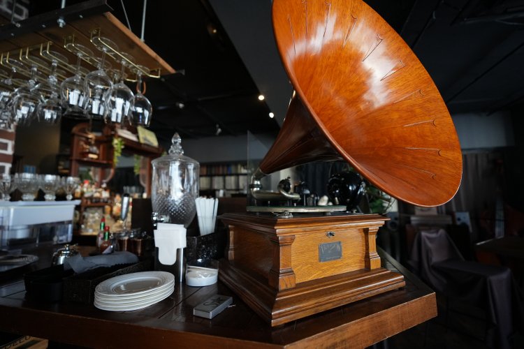 蓄音機の音を聴ける場所は少ない。訪れたらぜひリクエストしてみよう。