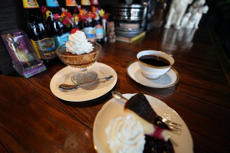 固めのプリンと深煎りコーヒー。