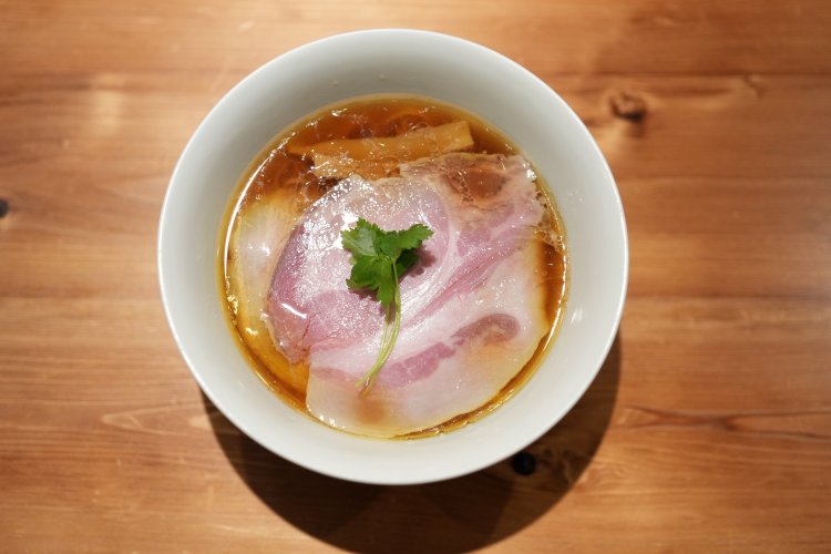 美しいスープの醤油らぁめん1200円。