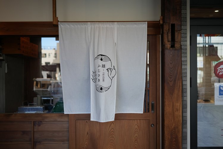 清潔感のある入り口。開店前から行列ができてしまう日も多い。