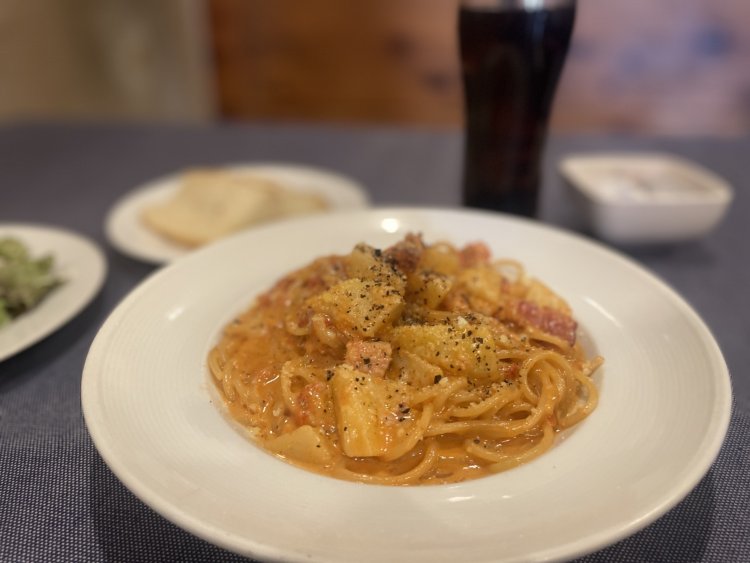 ベーコンとじゃがいものトマトクリームスパゲッティのランチセット1200円。