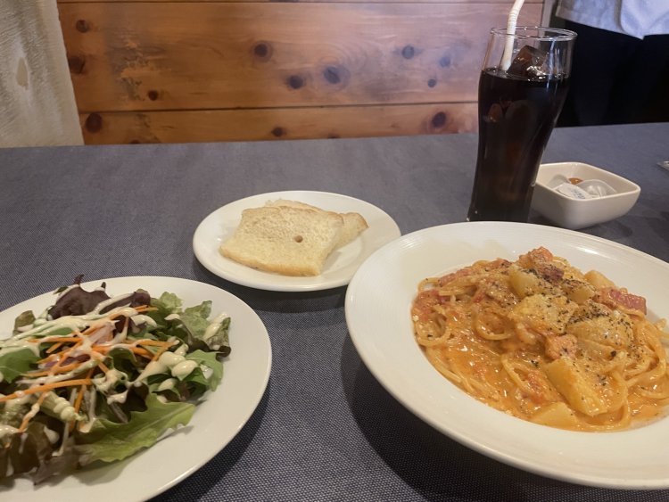 ランチセット。これらがすべて付いて、1200円だ。