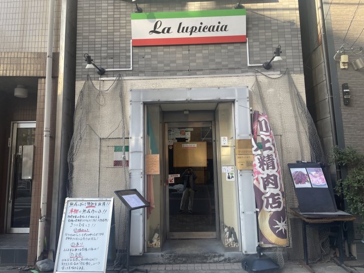 お店の外観。亀戸駅からすぐの好立地にある。