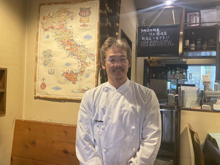 店長の川上桂司さん。優しい笑顔で、お客さんを出迎えている。