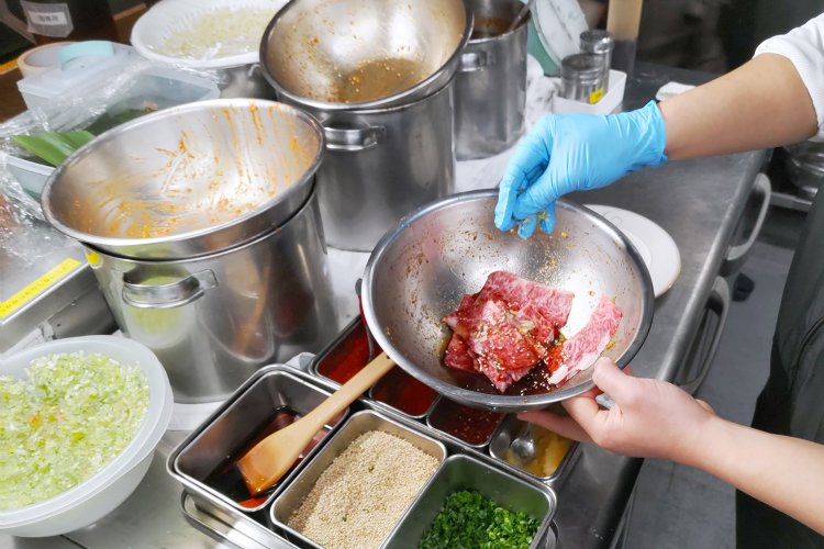 ムンチするとき、揉み込みすぎはNG。かと言って軽く和えるでもない、適度な力加減が求められる。