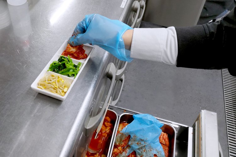 茹でたてのナムルと、ランチキムチを盛る。キムチは甘さのあとからじんわり辛さが広がるテイスト。