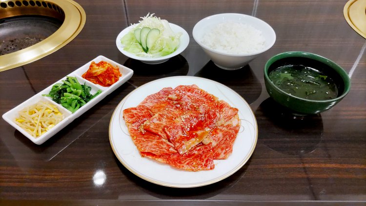 ボリューム満点のA5和牛ランチ。焼き肉のタレやキムチなどはランチ用に変えてある。