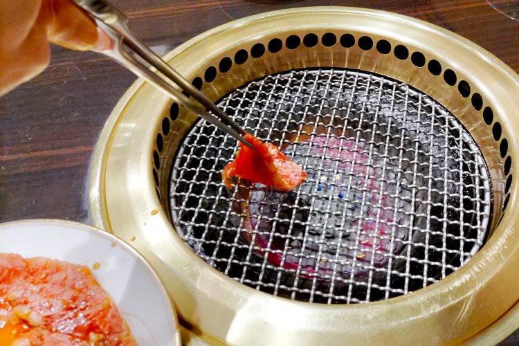 ロースターでお肉を焼くときの心地よい音と香りに食欲を刺激される。この瞬間がたまらない。