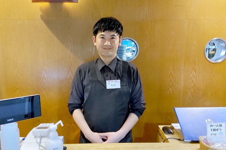 撮影に応じてくれたのは店長の青木さん。笑顔、親切、気配りが接客のモットーだ。