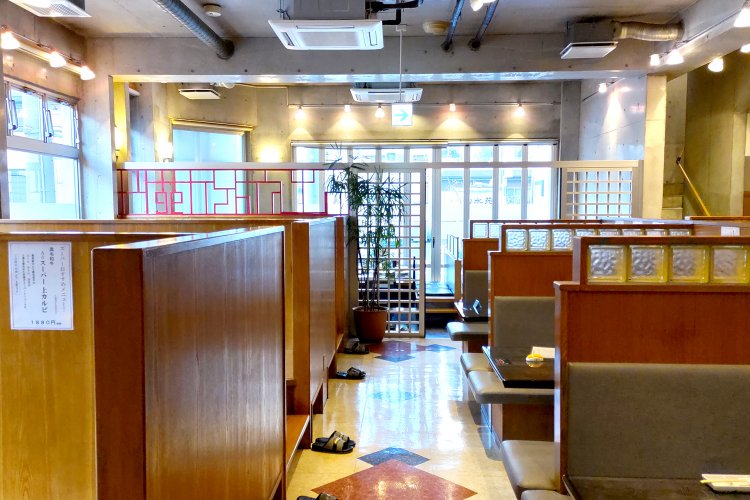 各席が半個室になっている1階。昼間は大きな窓からほどよく日差しが入る。