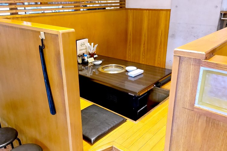 こちらは1階にあるコンパクトな掘りごたつ席。ほかのお客さんの目を気にせず食事ができる。