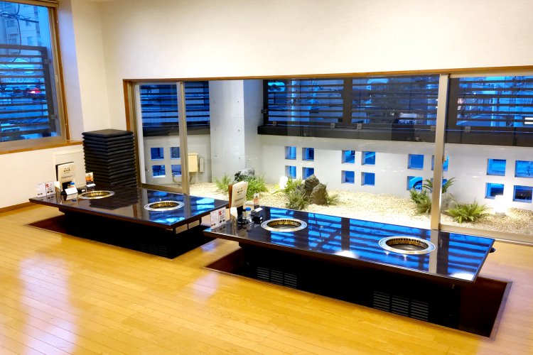 広々とした2階の座敷は、宴会場にもなる。日本庭園を思わせるバルコニーが高級感を演出。