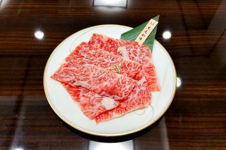 芝浦の食肉市場で金さん自ら買い付ける、A5ランクの黒毛和牛。サシの美しさにうっとり。