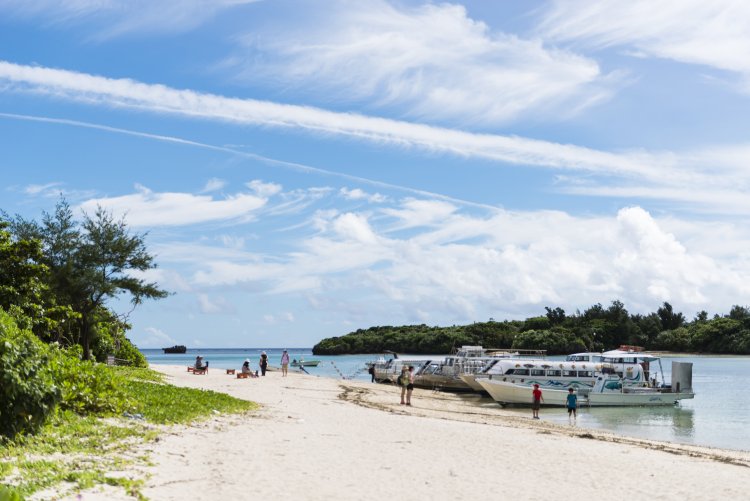エメラルドグリーンの川平（かびら）湾は、島でも随一のビュースポット（写真＝沖縄観光コンベンションビューロー）。