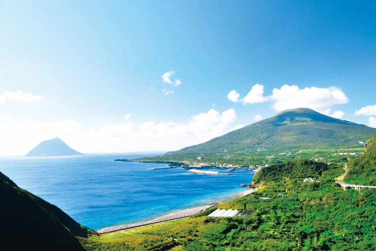 映画のロケ地に使われた八丈島の、大坂トンネルからの展望。黒潮の恵も受けており、海釣りのスポットとしても人気が高い。（写真＝八丈島観光協会）