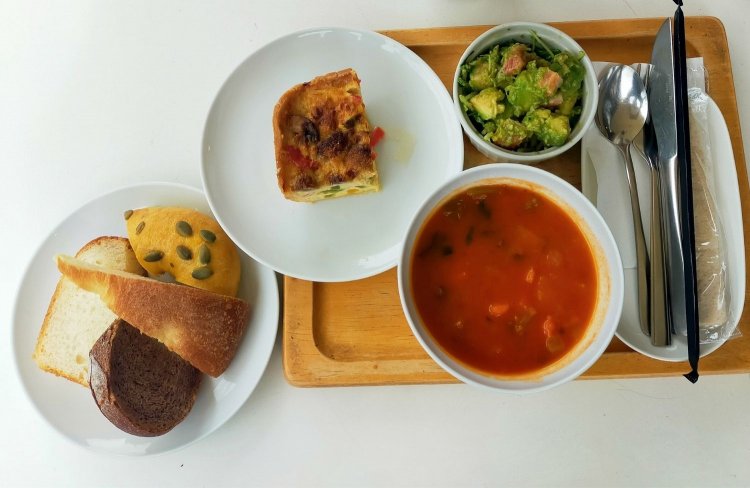 デリ&パンのセット1050円。野菜たっぷりで健康に良さそうだ。