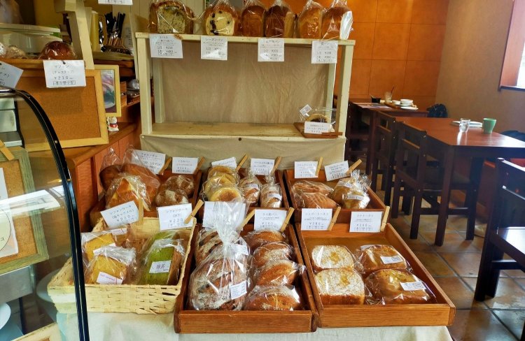 ほかほか焼きたてのパンたち。一番人気は食パンだそう。どれも天然酵母パンなので安心して食べられる。