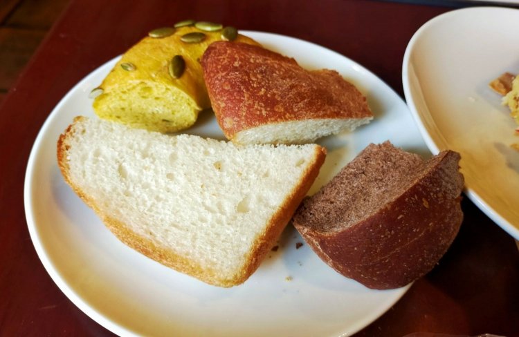 パン盛り合わせ。奥左がカボチャのベーグル、奥右がフォカッチャ。手前左が食パン、手前右がココアのパン。
