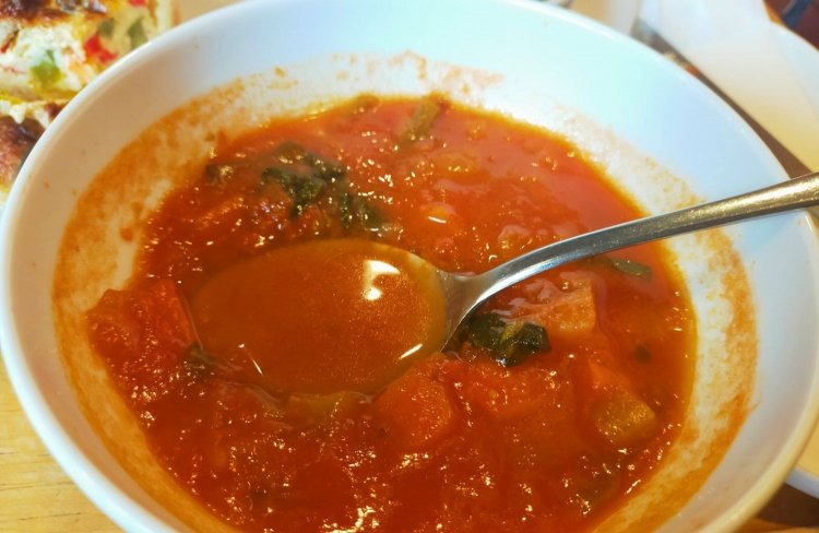 赤色の濃いミネストローネは、野菜の栄養とビタミンたっぷり。食べるだけで元気になる味。