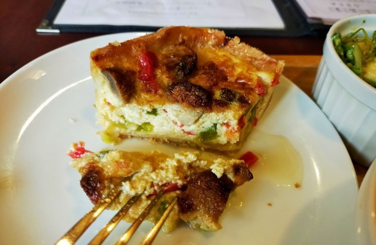 パプリカとマッシュルームのキッシュ380円。