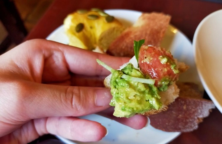 サーモンとアボカドのサラダ390円。