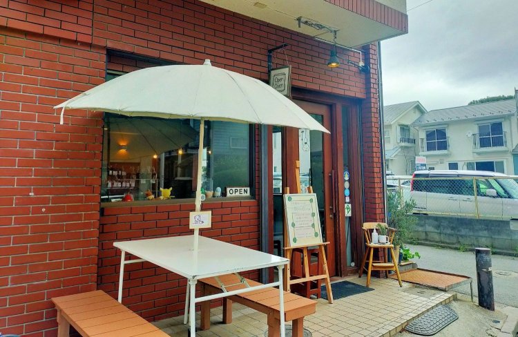 お店の外観。テラス席では、ワンちゃん連れで食べることができるのもうれしい。