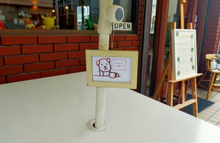 可愛らしいワンちゃんOKの表示。お店の方の愛情を感じる。